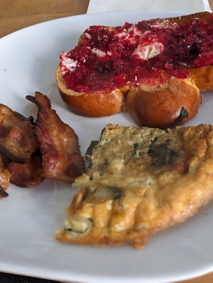 Spinach shallot frittata, with Bacon, hallah toast and homemade cranberry relish 😁