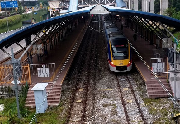 KTM Komuter train at a train station platform. / Photo from the linked article.