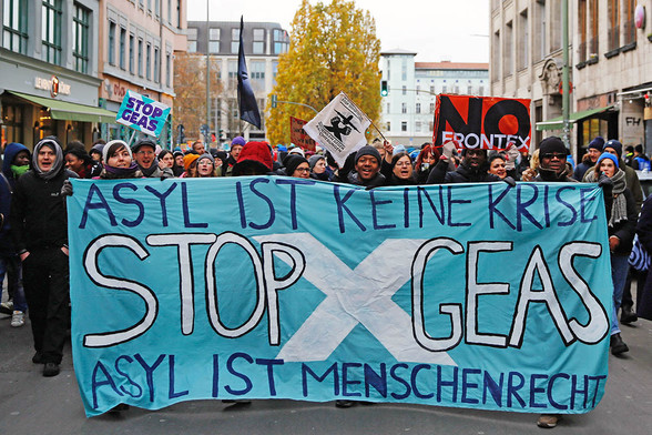 Fronttransparent: Asyl ist keine Krise -  Stop GEAS - Asyl ist Menschenrecht
Foto: © Bernd Sauer-Diete via Umbruch Bildarchiv
