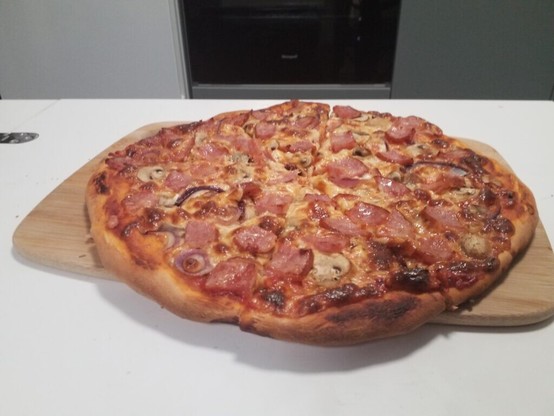 My homemade pizza (ham, mushrooms and red onion)