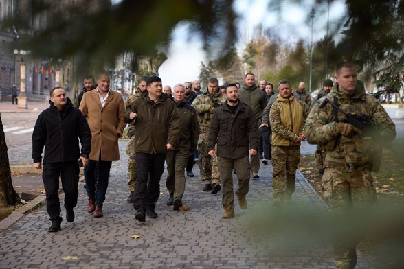 Working trip of the President #Zelenskyy of #Ukraine to #Odesa, #Mykolaiv and #Kherson regions
Walking in the street with officials