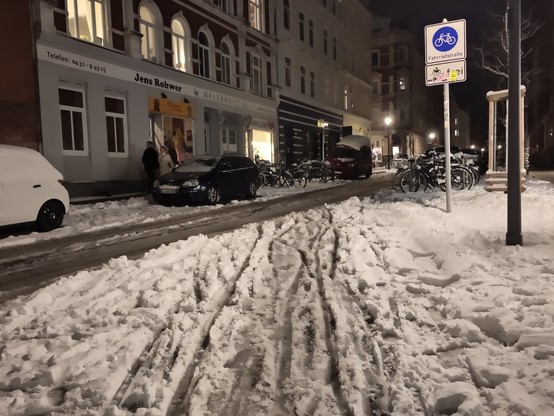 Jungfernstieg, Einfahrt vom Knooper Weg. Tiefe Spuren im teilweise wieder eingefrorenen Schneematsch