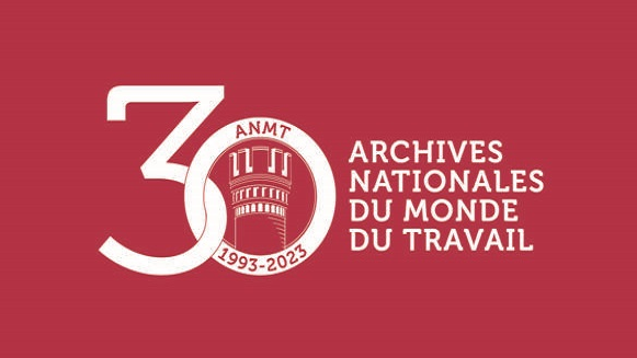 Bannière rouge brique des 30 ans des Archives nationales du monde du travail (Roubaix)