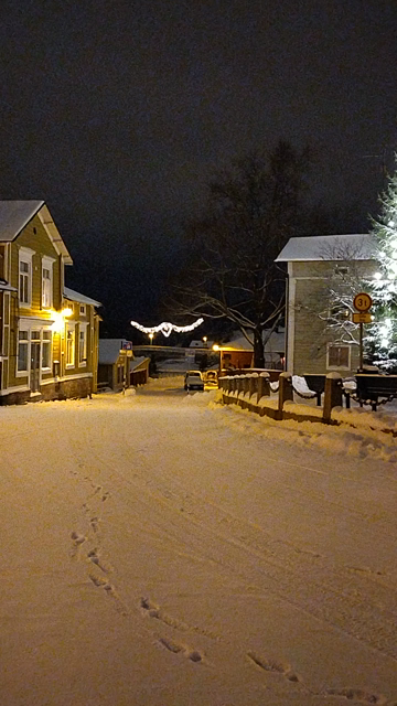 Lumisessa maisemassa näkyy Vanhan Porvoon vanhoja puutaloja, jouluvaloja, suuri joulukuusi, jossa valot. Ja Laikakin seistä pönöttää yhdessä vaiheessa.