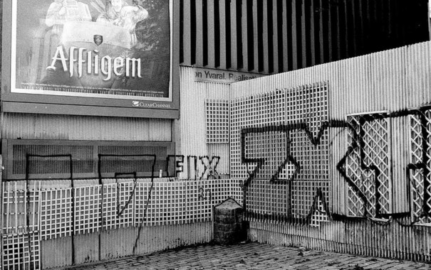 Graffitis et panneau publicitaire, noir et blanc.