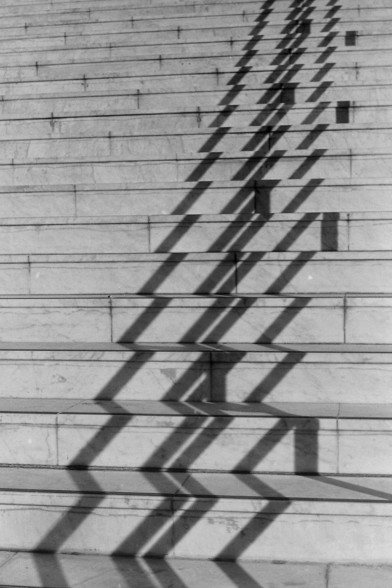 Vision minimaliste d'ombres linÃ©aires sur des marchÃ©s d'escalier, noir et blanc.