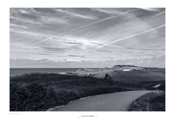 Fotografía en blanco y negro. Paisaje de la costa quebrada. Liencres (Cantabria)