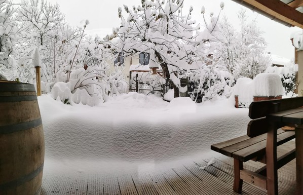 Unser Garten mit ca. 50 cm Schnee. Am linken Bildrand unsere Regentonne (ein Weinfass aus Italien), rechts sieht man die Gartenbank.