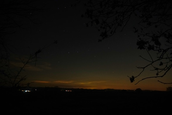 Looking North in vain for an aurora 1st December.
A dark sky, the plough can be seen centre, some distant lights near the horizon, and the orange glow, probably from Bridgnorth in the distance.
No aurora though :(