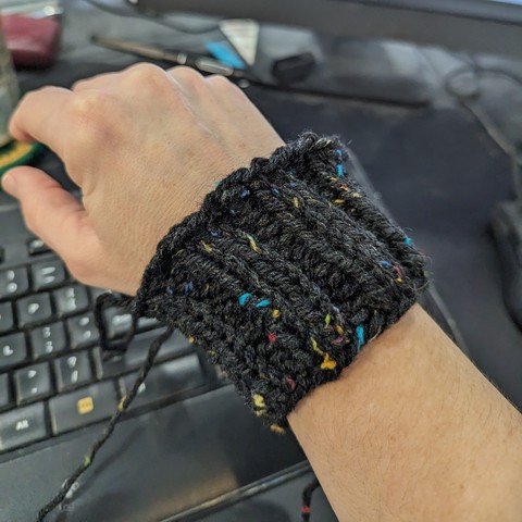 Wristband made of 2x2 rib knitting