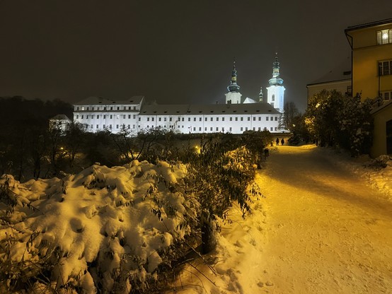 Strahovský klášter, nasvícený, v noci, zasněžená cesta