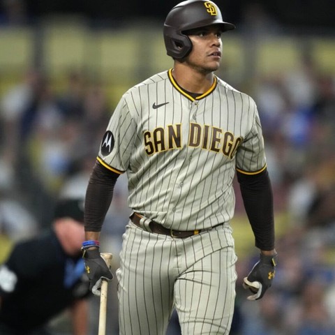 [Gómez] SOURCE: #BlueJays intensify talks with #Padres for Juan Soto. The #BlueJays now emerge as the favorites to land Soto. The #Yankees and #Padres negotiations are stalled due to the prospects package the #Padres are asking for.
