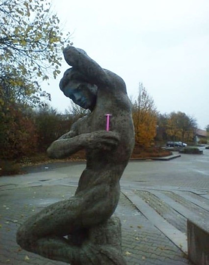 A razor has been placed in a statue's hand to make it seem she's shaving her armpits.