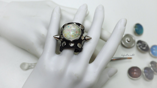 Lederring mit Nietenbesatzr Motivwechselbuttons, hier featured pastellperlmutt-Galaxie
