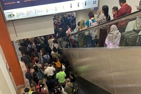 Affected travellers queueing in a packed arrival hall with little to no space. / Photo from linked article.