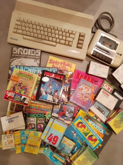 Commodore 64, registratore Datassete, riviste e videogame su cassetta