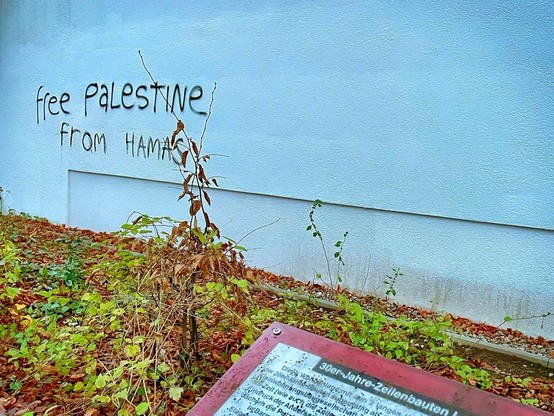 Gesprayter Schriftzug auf einem Haus aus den 1930er Jahren „Free Palestine“ wurde dankenswerterweise um „from Hamas“ ergänzt.