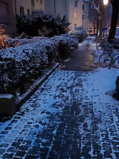 Schneeräumpflicht! Fußweg vor dem Haus schon zu 2/3 von Schnee beseitigt!