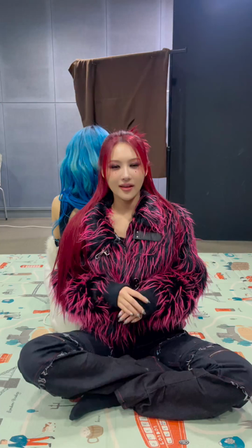 short video of dreamcatcher's siyeon & yoohyeon rolling around each other on the floor. failing in a funny way.
