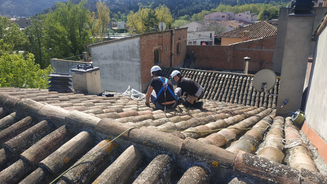 Instal·ladors d'energia solar fotovoltaica sobre una teulada.