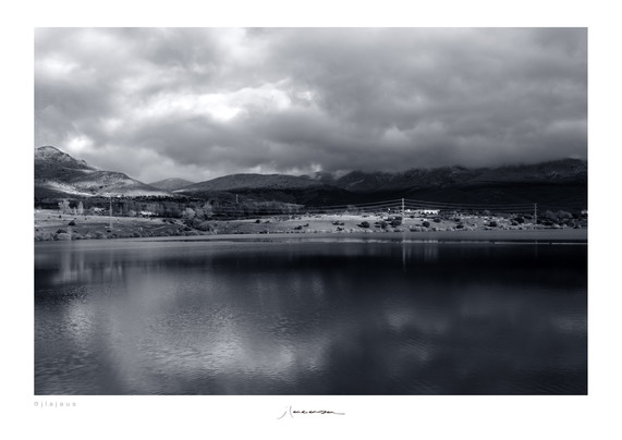 FotografÃ­a en blanco y negro. Tarde lluviosa de otoÃ±o. Embalse de El PontÃ³n. Fotowalk LaGranja (Segovia).