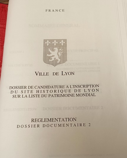 Page de garde du dossier documentaire 2 consacré à la réglementation, avec le blason de la Ville de Lyon.
