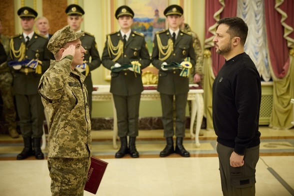 President Volodymyr Zelenskyy congratulated the servicemen on the Day of the Armed Forces of Ukraine, presented state awards, battle flags, honorary ribbons and conferred honorary titles upon military units.
Standing in front a solider giving a solute
