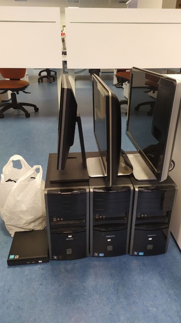 Os tres ordenadores de mesa cos monitores