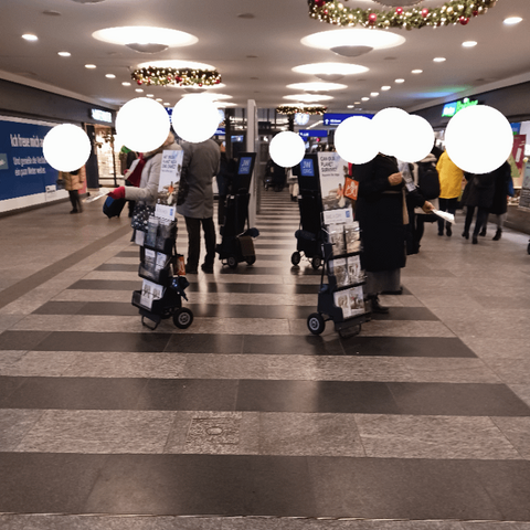 Naive Frage: Warum kann eigentlich eine Organisation wie die Zeugen Jehovas ganz unverblümt im Bahnhof Leute anwerben, während alle anderen religiösen Organisationen draußen stehen müssen?