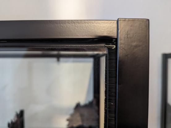 To cover up the slit at the top, I glued thin foam insulation on a small angle strip(?) which I glued to the top of the metal frame.