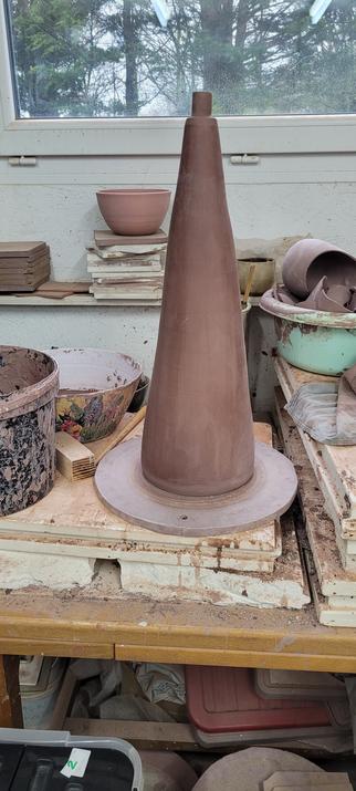 Un cone de terre tres haut qui sèche