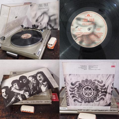 Montagem de fotos, com vinil no toca discos e de fundo na foto capa do vinil, selo do vinil, encarte do vinil e contra capa do vinil.