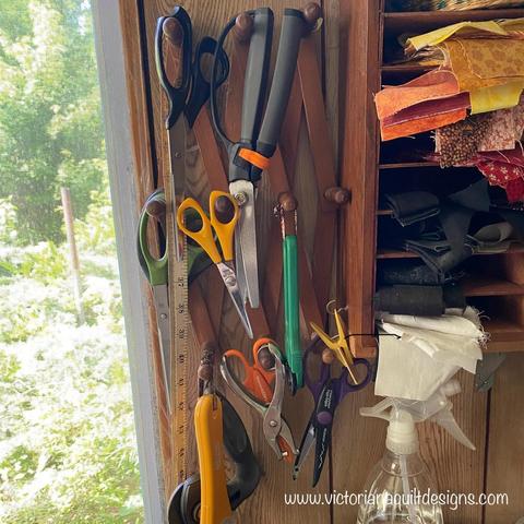 Expandable rack with cutting tools.