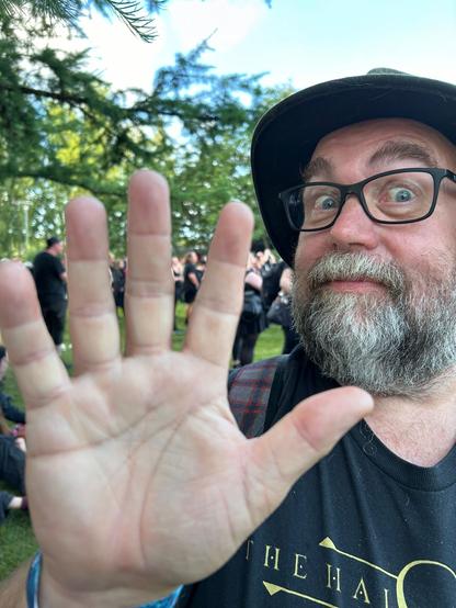 Kuvassa on Zepon  oikea käsi, jolla on kätelty Mikael Stannea