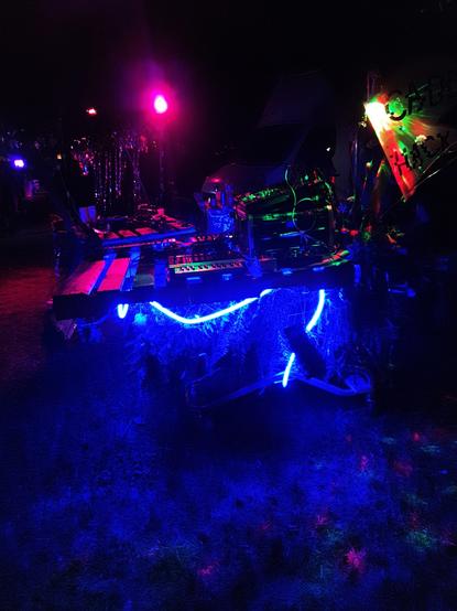 deux caddys chariots avec des machines musicales et de la lumière, de nuit