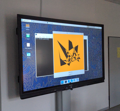 Großes Display einer digitalen Tafel zeigt den XFCE-Desktop eines Linux-Systems.