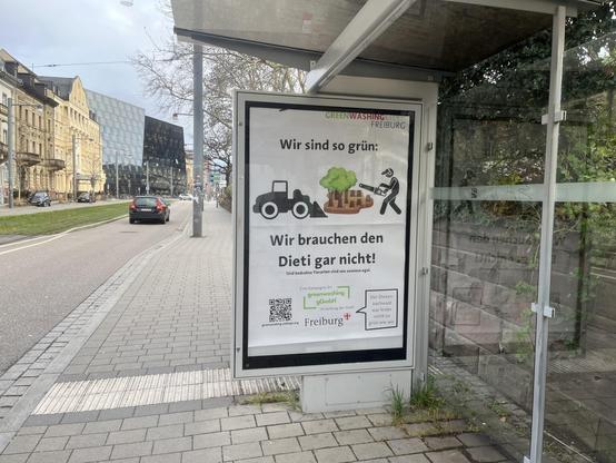Die Bushaltestelle Erbprinzstraße in Freiburg, von innen fotografiert.
Der Bildauschnitt ist parallel zur Straße, direkt auf den Werbepropaganda-Kasten, der mit einem Plakat der "greenwashing gGmbH" geadbustet wurde.
(Genauere beschreibung des Plakats im anderen Bild des Posts)
Im Hintergrund links ist das Gebäude der Jura-Fachschaft und die Universitätsbibliothek zu erkennen