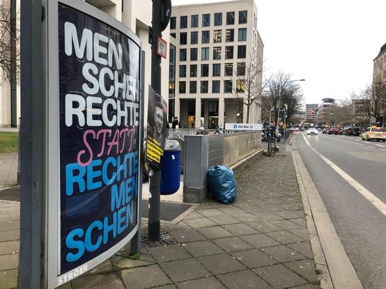 Glaskasten mit Werbung gegen Rechts