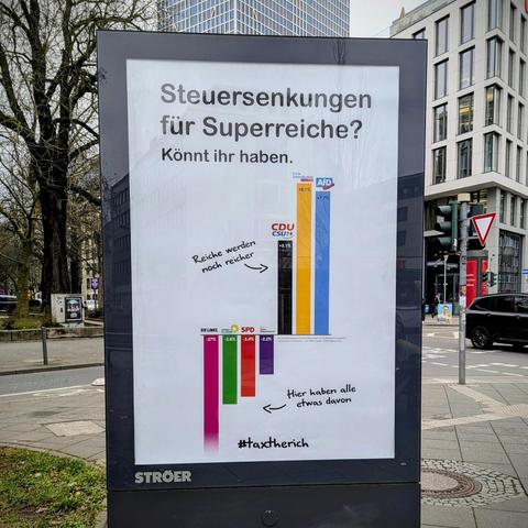 Glaskasten mit Werbung gegen Rechts