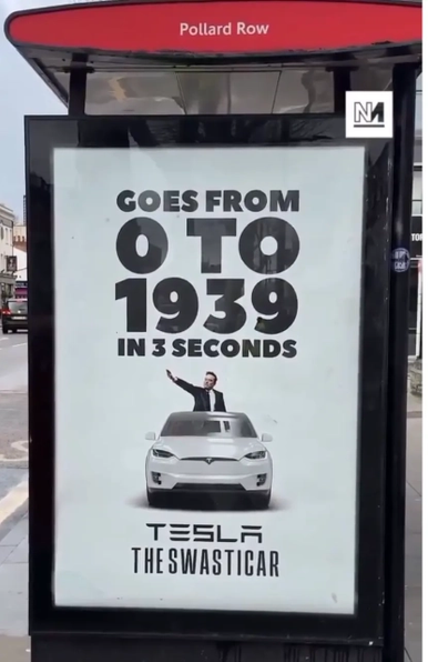 Adbusting. Auf einen Plakat ist Elon Musk mit Hitlergruß in einen Tesla stehend zu sehen. Darüber steht: "Goes from 0 to 1939 in 3 secounds" Unter dem Auto steht "Tesla the Swasticar".