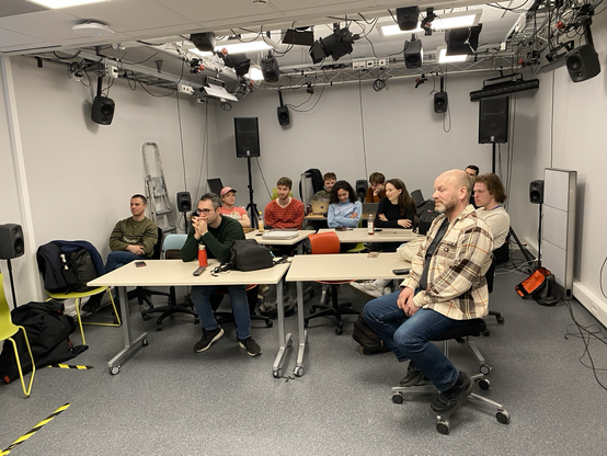 Nicola Monopoli ascolta i lavori degli allievi seduto in una stanza della NTNU con sistema di diffusione Ambisonics