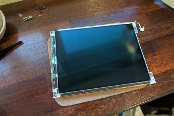 Photo of the bare display, now perfectly clean of glue residue.