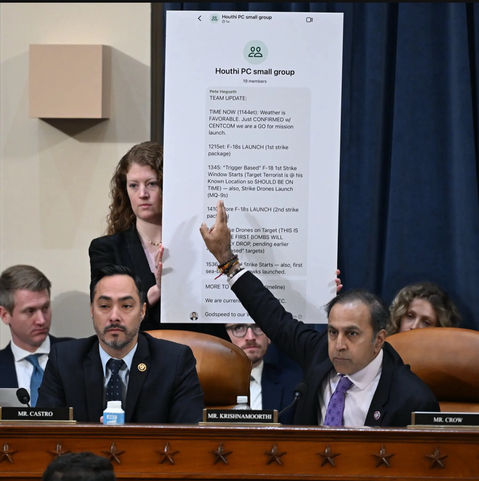 Krishnamoorthi pointing the graphic of Pete Hegseth’s text detailing operation plans