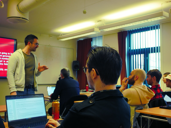 Nicola Monopoli spiega durante la sua lecture alla NTNU, davanti ad alcuni studenti che osservano interessati