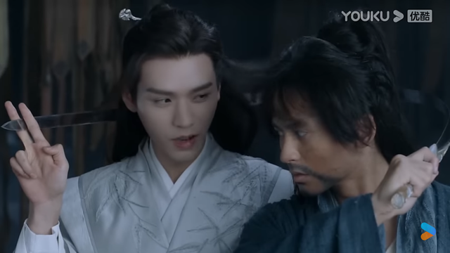 Wen kexing holding Zhou Zishu’s soft sword