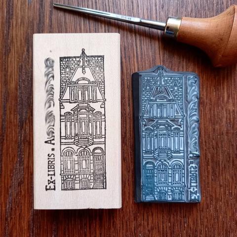 Tampon gravé à la main, ex-libris ayant comme visuel une maison bourgeoise de style art nouveau