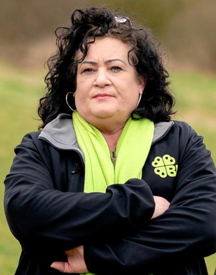 caroline van der plas, met haar armen over elkaar boos kijkend