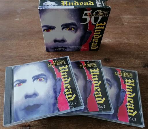 CD-Box mit drei CDs. Der Pappschuber steht im Hintergrund und davor liegen die drei CDs aufgefächert.