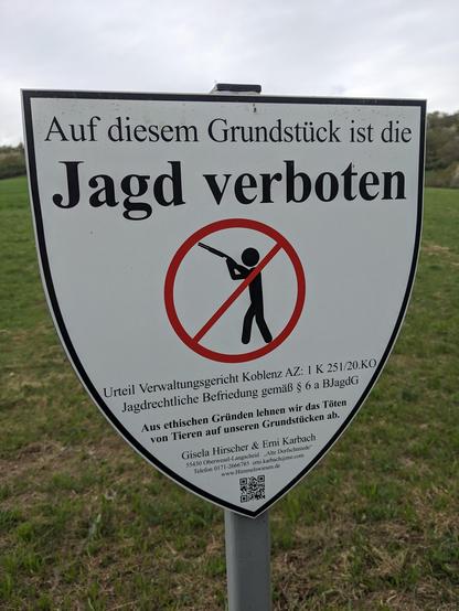 Ein Schild mit der Aufschrift "Auf diesem Grundstück ist die Jagd verboten."