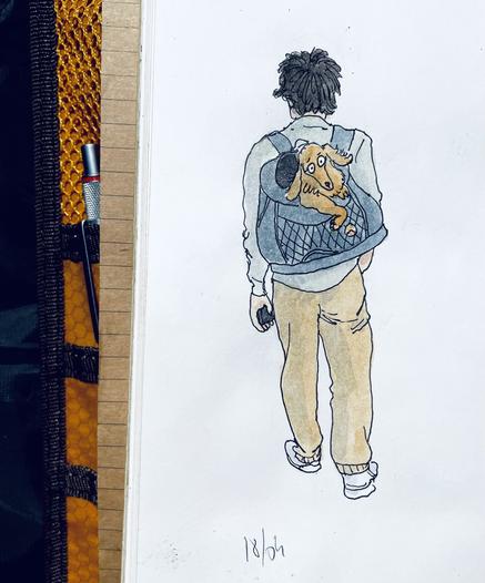 Un dessin peint à l’aquarelle d’une personne aux cheveux courts vue de dos qui porte un petit chien dans un sac à dos